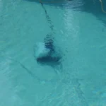 Robot pour piscine dans l'eau